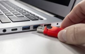 علامت D کنار پورت USB به چه معنایی است؟