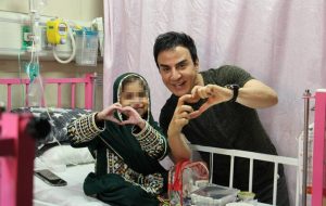 عمو پورنگ در مرکز طبی کودکان+ عکس
